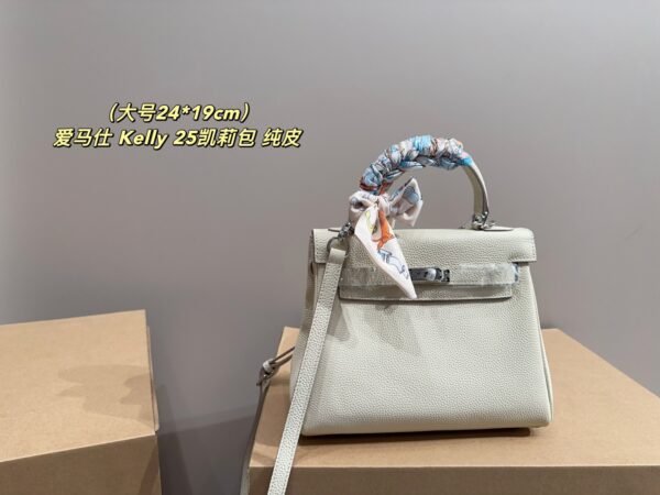 Hermès Kelly 25 bag in white