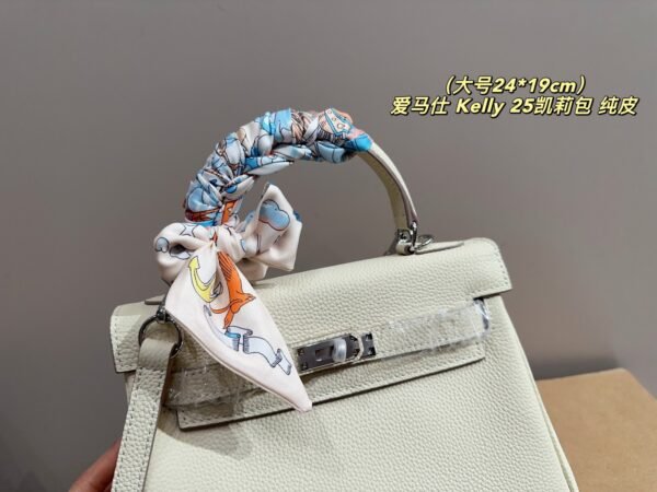 Hermès Kelly 25 bag in white