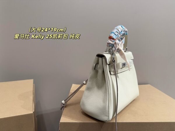 Hermès Kelly 25 bag in white