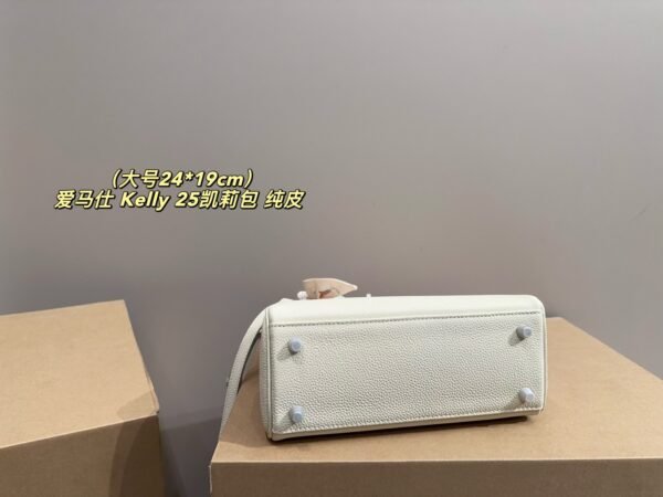 Hermès Kelly 25 bag in white