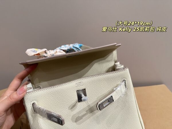 Hermès Kelly 25 bag in white