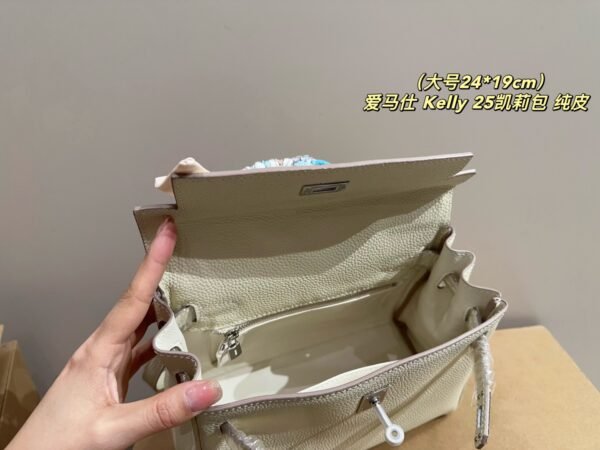 Hermès Kelly 25 bag in white