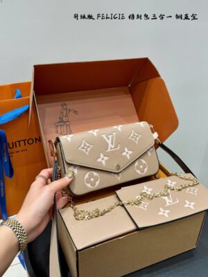 LV POCHETTE FELCIE